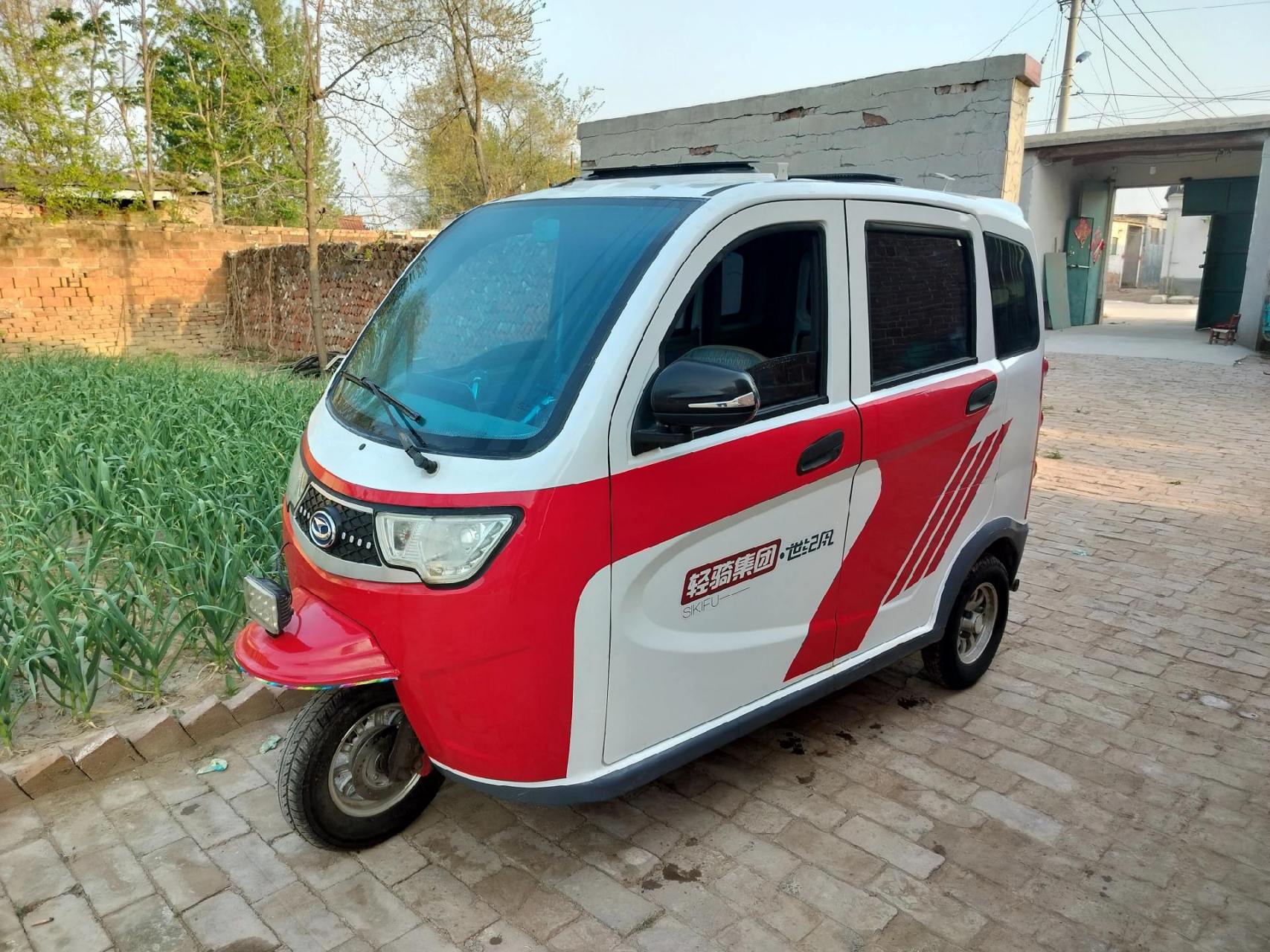 轻骑电轿款电动三轮车,三轮碟刹,已上牌.
