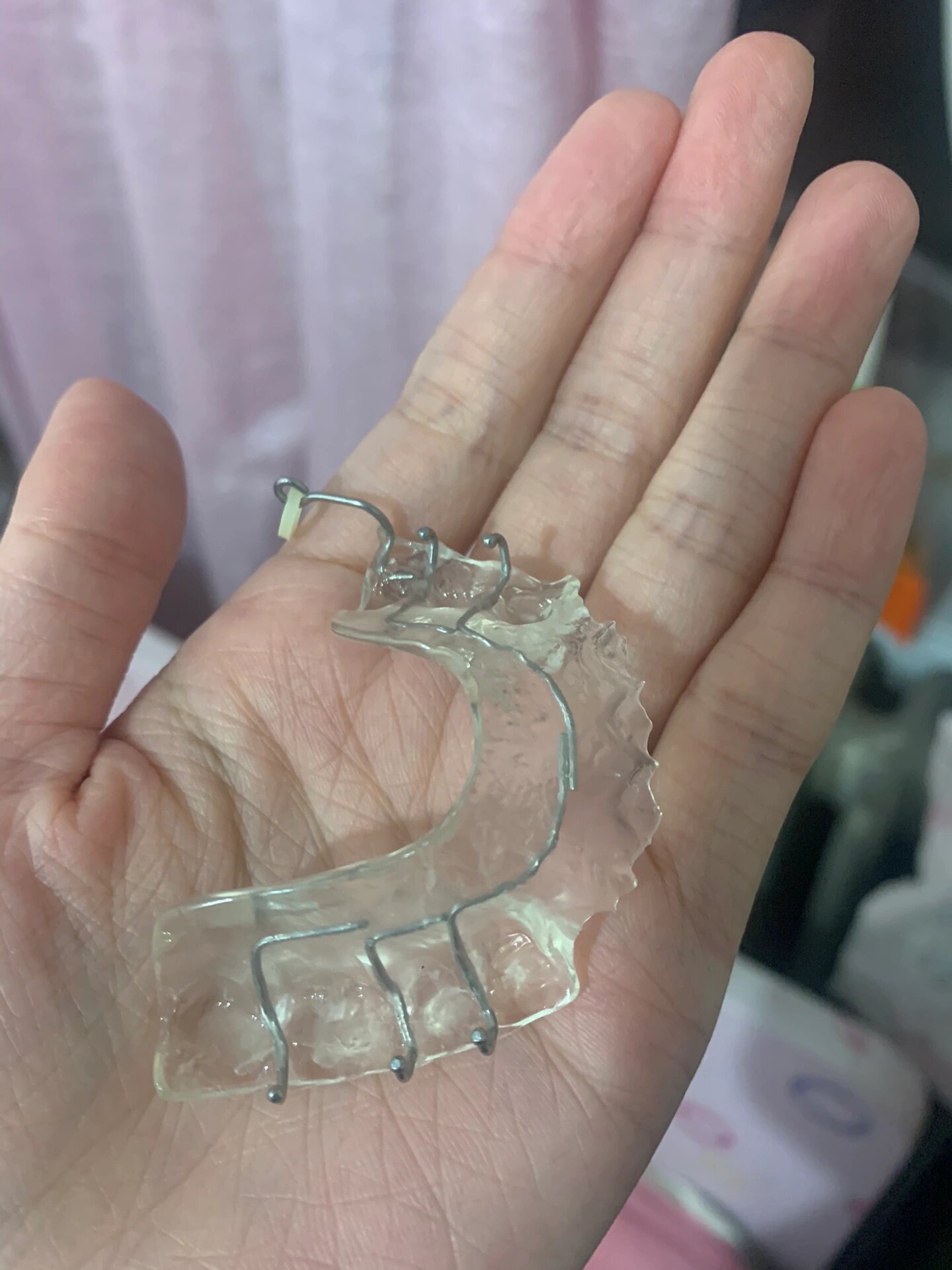 就是这个颌垫,吃饭都不让摘 正畸已经8个月了,昨天上午去医院戴上了