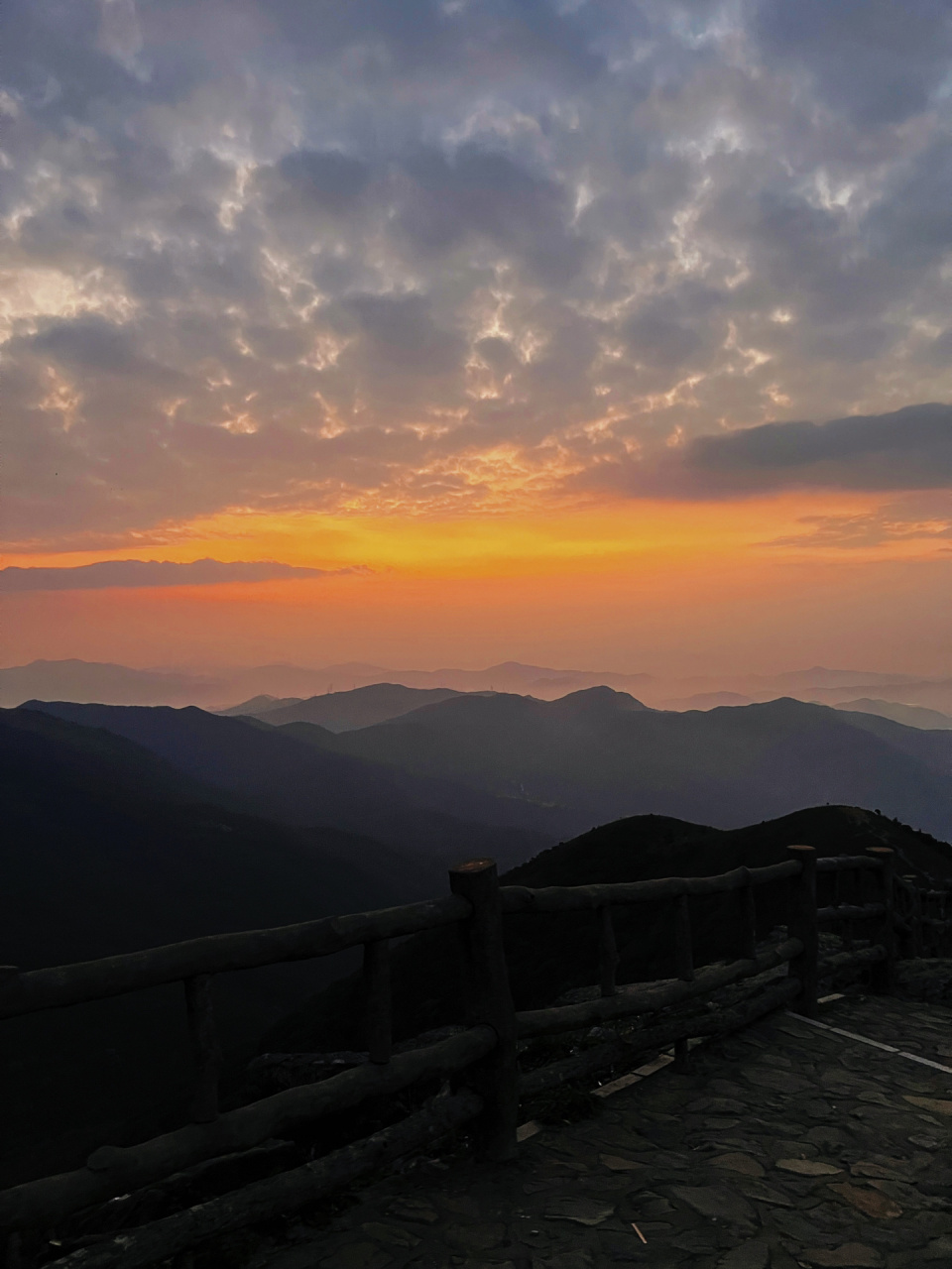 东莞银瓶山夜爬看日出攻略 | 比梧桐山好爬 银瓶山7215:高度898米