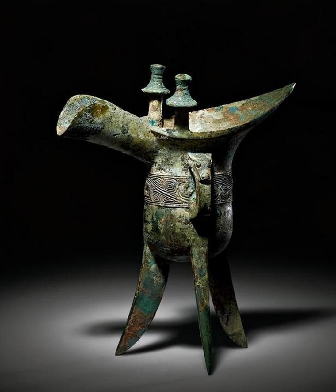 青铜文明的标志——商周青铜爵 青铜爵是最早的青铜酒器,也是最早的