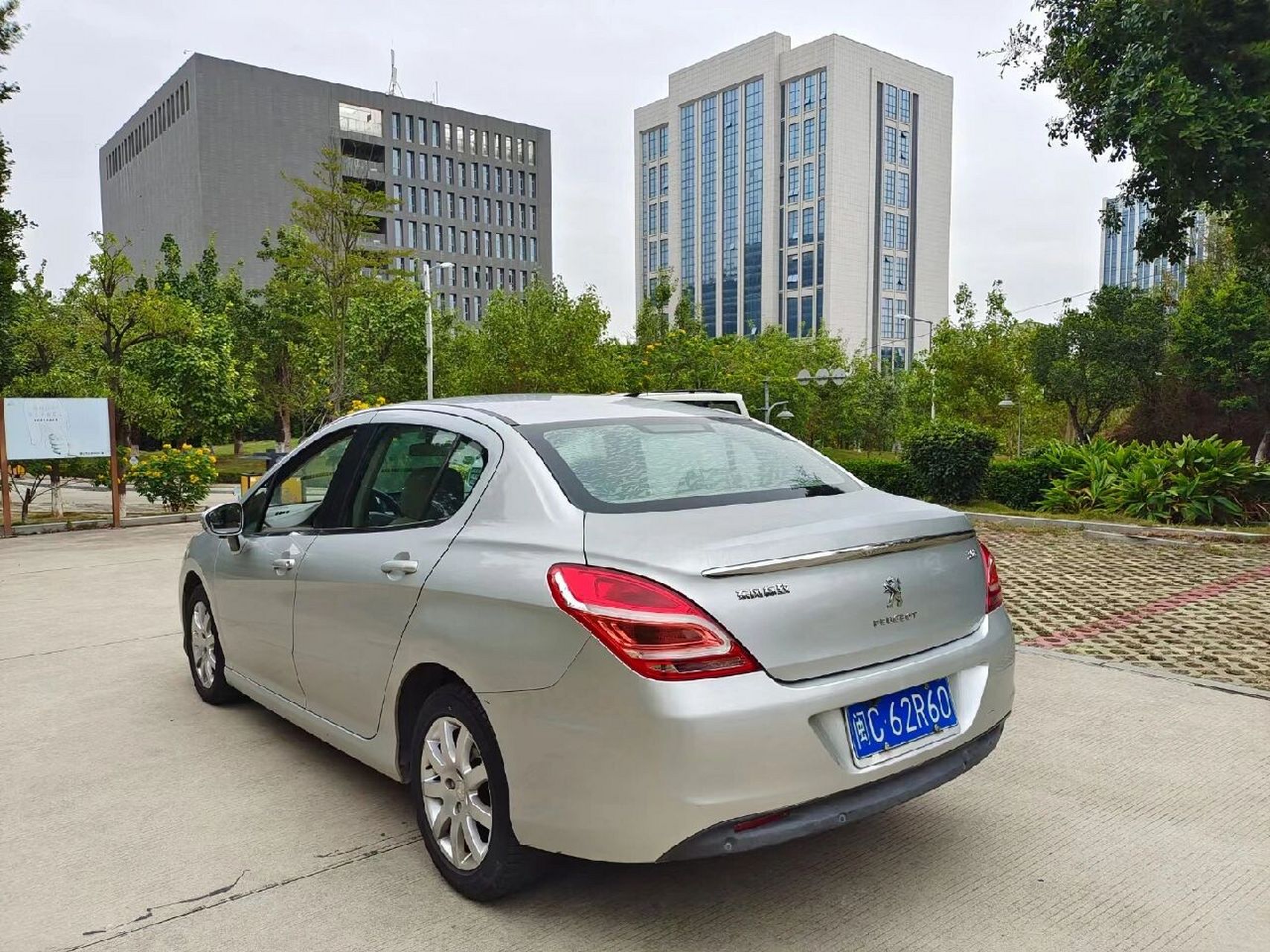 原价12w的东风标致308现在只要2w 新到12年标致308手动挡1.