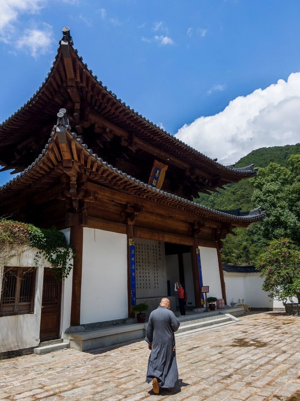 兴废不一,明朝时期多次修建,明万历四十二年(1614)皇帝御赐"万福禅寺"