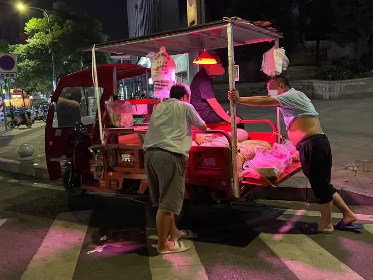 以前和老板聊过天,算是认识,看老板生意冷清,过去给老板照顾一点