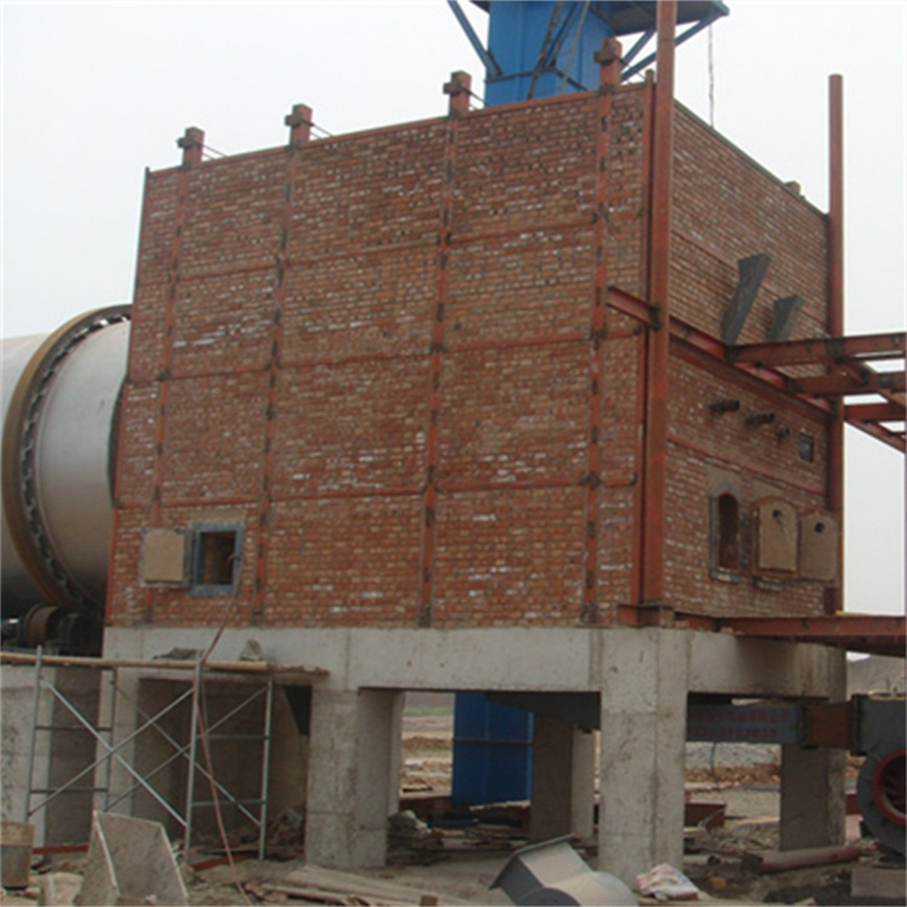 沸腾炉又称流化床焙烧炉,沸腾炉通常是一种垂直的加热设备,底部进料