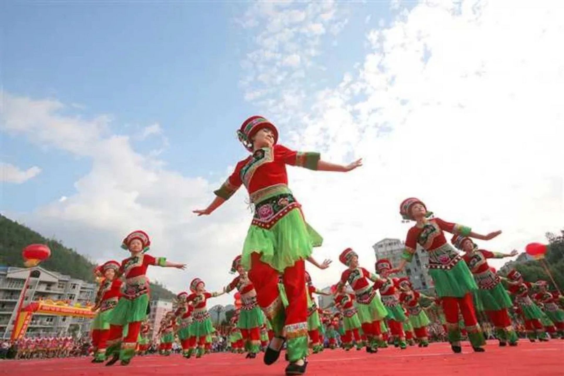 摆手舞是土家族最主要的标志性文化形态