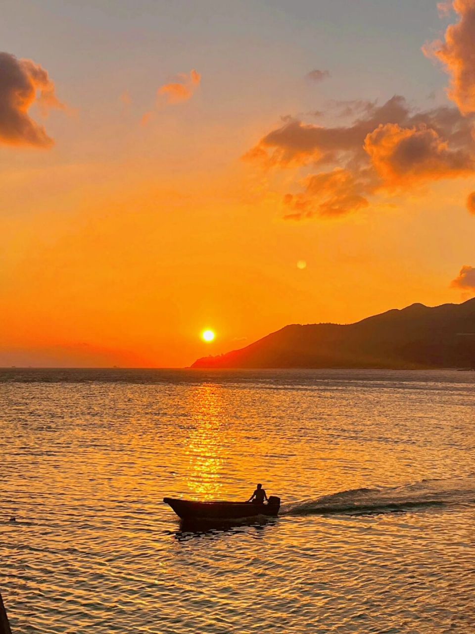 这是晴天的海岛 白色房子,天蓝海碧,阳光充足 奔跑在通往大海的滨海路