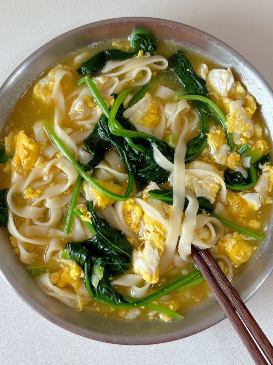 准备食材:菠菜,鸡蛋04,面条 16615热锅烧油,下入两个鸡蛋炒散