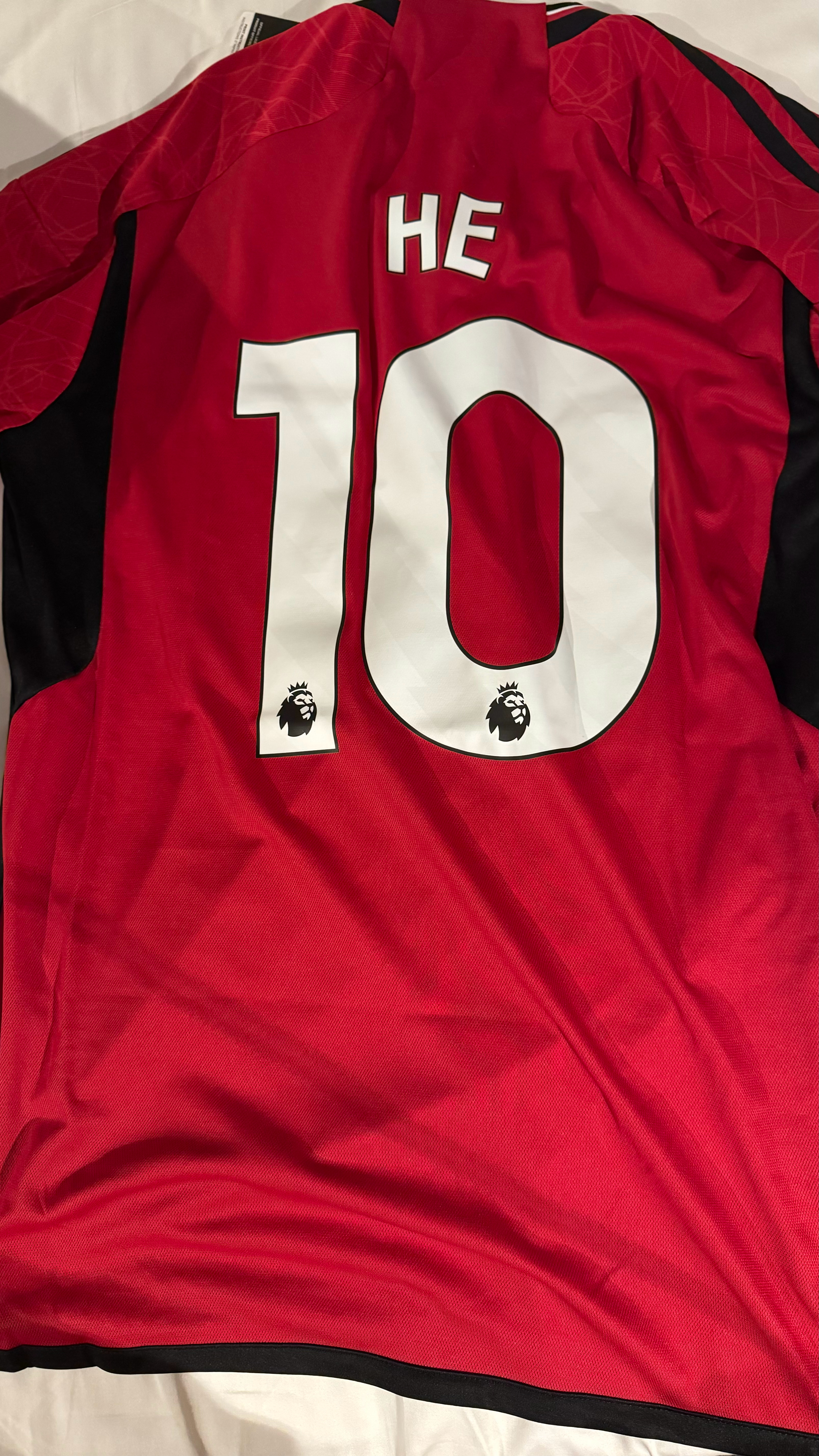 我直接流鼻血流醒了,早各位,房间暖气太狠了 拿着