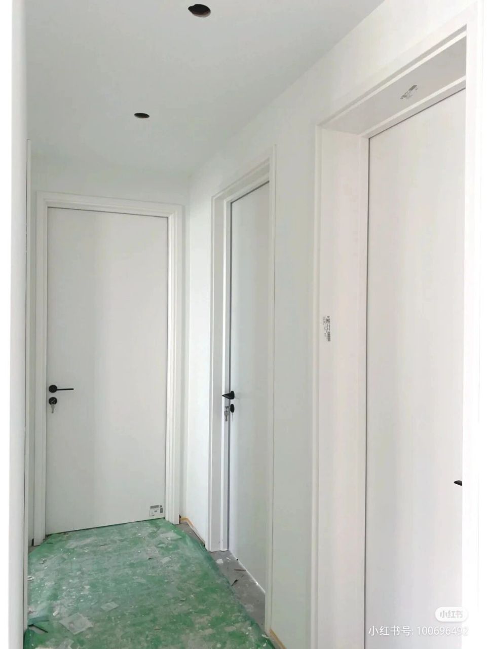白墙配白门好看,还是这个颜色的灰门好看 客厅白墙,卧室刷颜色,衣柜