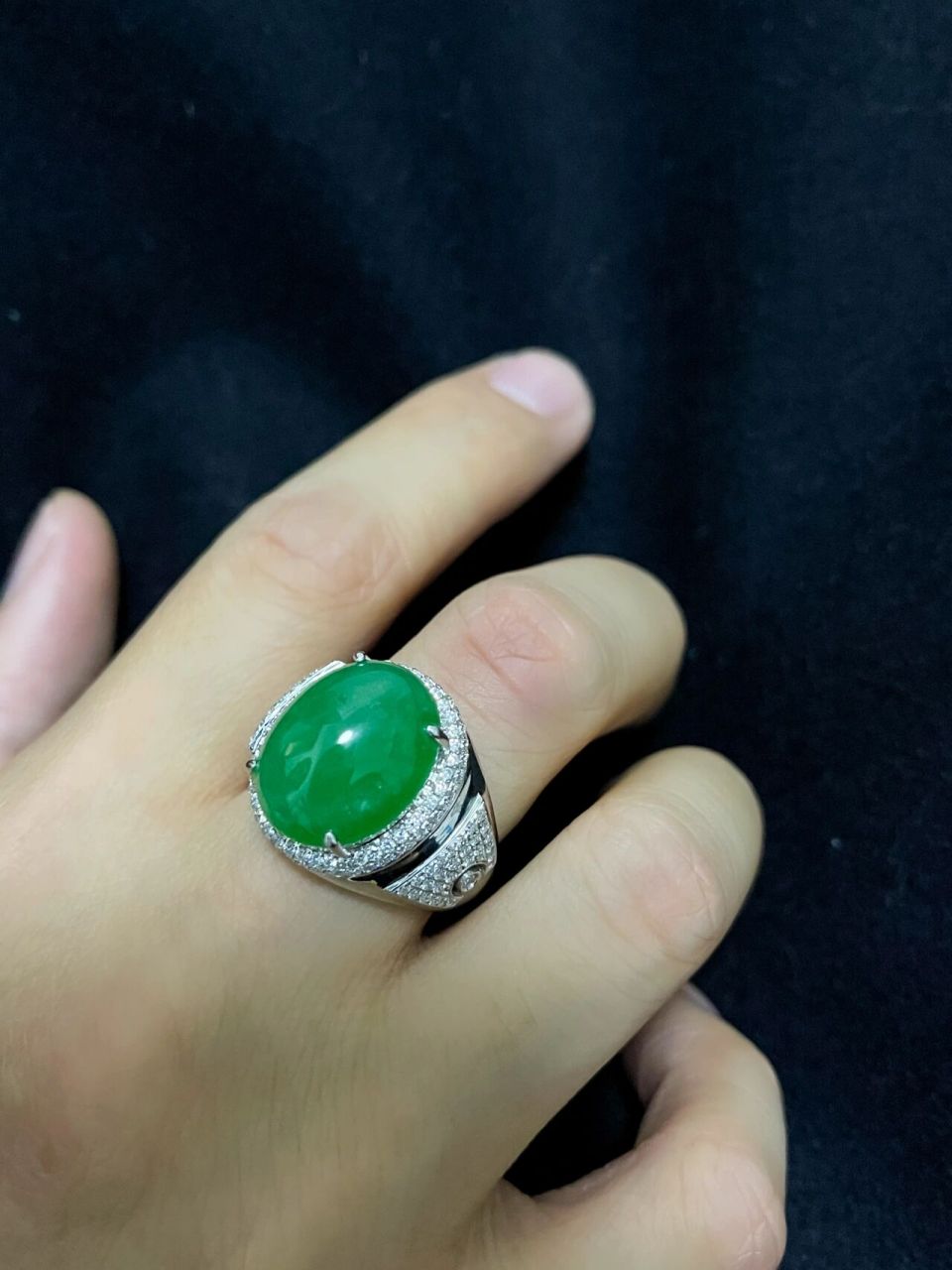 霸气的翡翠男戒,彰显成熟男性的魅力 成熟的男人追求品质的生活,配饰