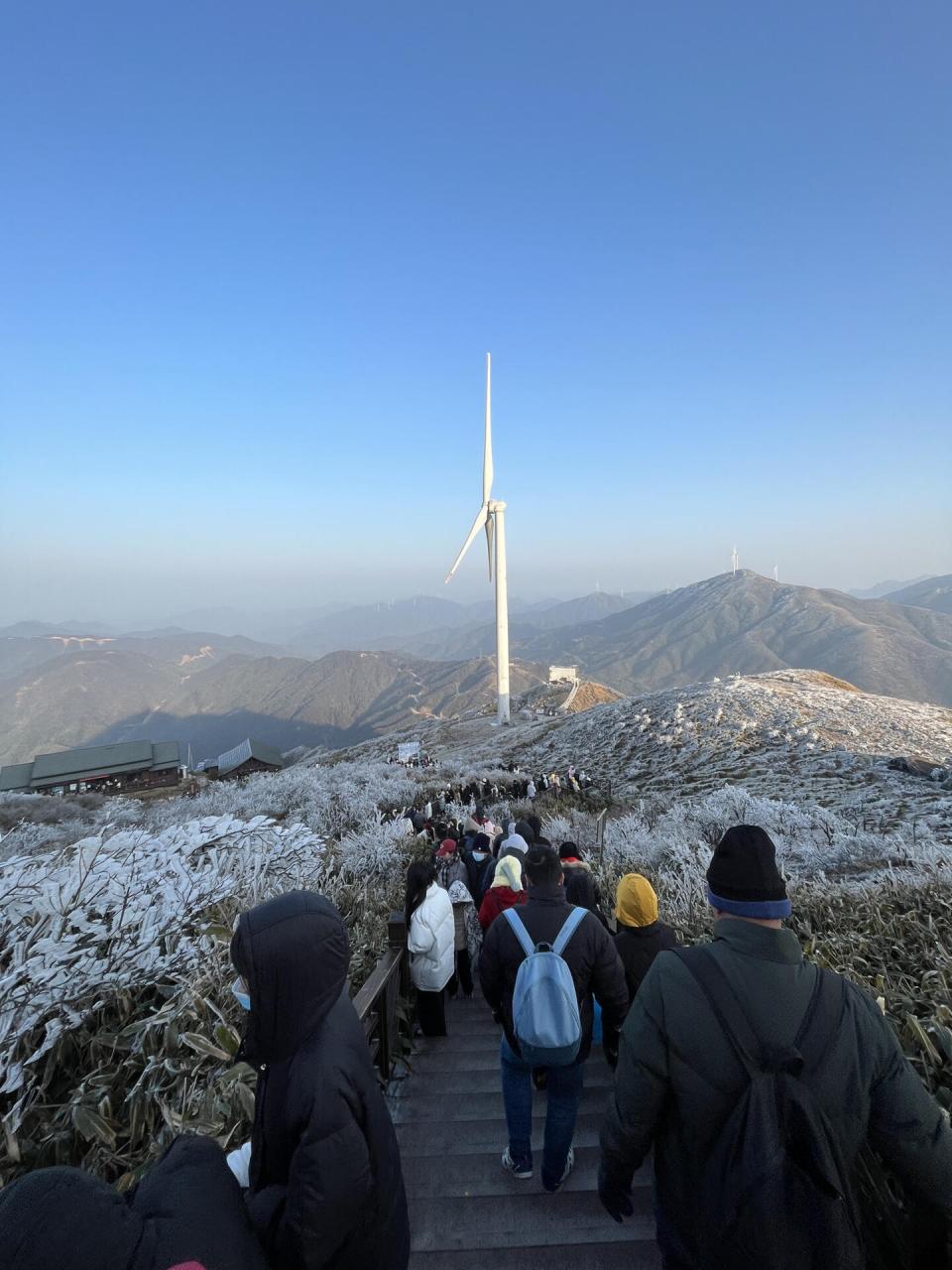 风景区 云冰山旅游景区位于湖南省永州市蓝山县西峰岭和广东省清远市