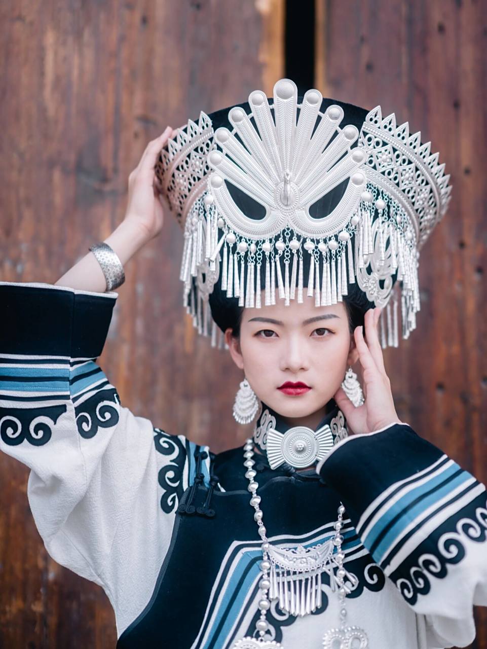 94此套为凉山彝族服饰,头饰为凉山所地地区大盘罗锅帽复刻