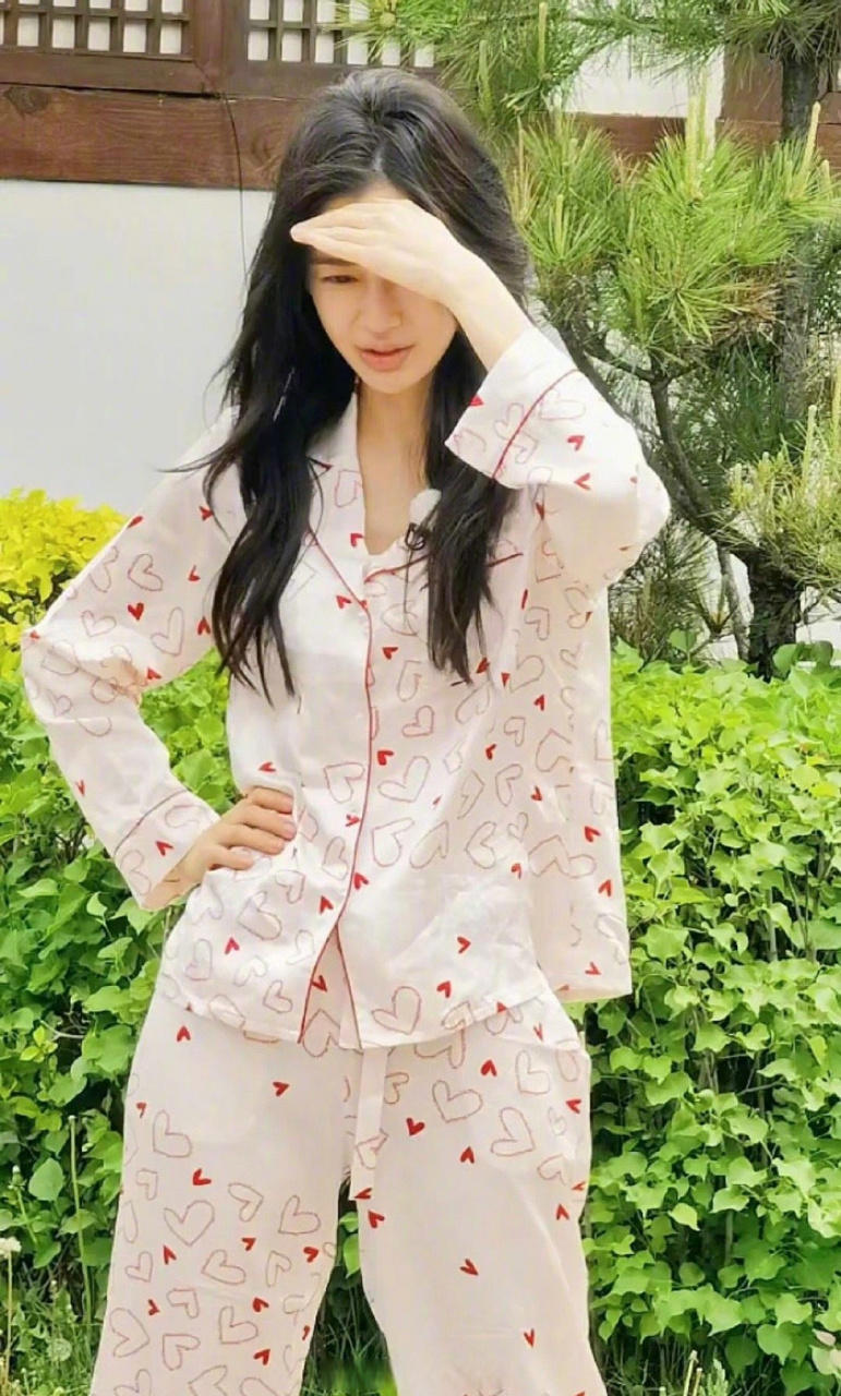 angelababy素颜睡衣# angelababy跑男素颜睡衣路透,真的是越来越美啦