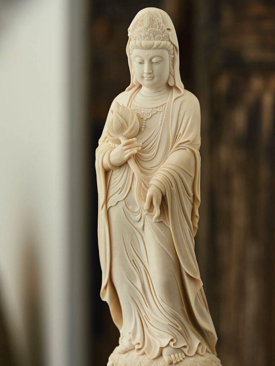 猛犸"持莲观音" 观音面若芙蓉,神情闲适悠然,头戴佛冠,目光下视,嘴角