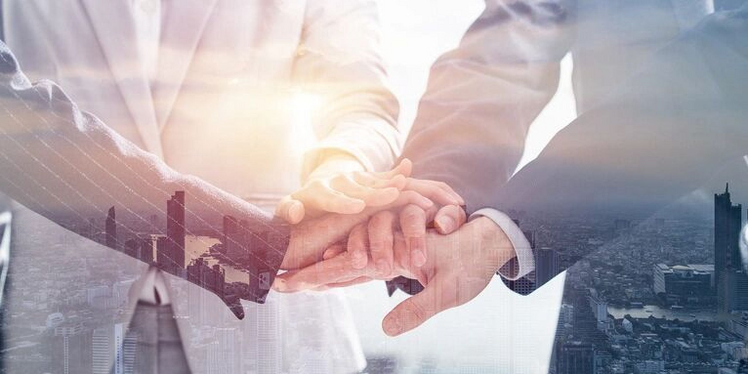 高端商务共赢 今天分享三张高端商务人士合作共赢图片.