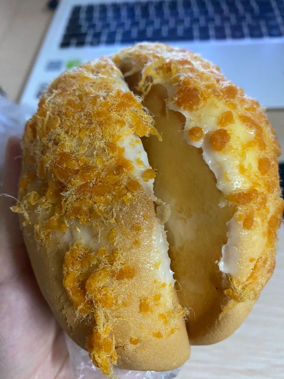 几乎所有老式面包店都有它的存在 元宝蛋糕又叫肉松蛋糕 以松软的蛋糕