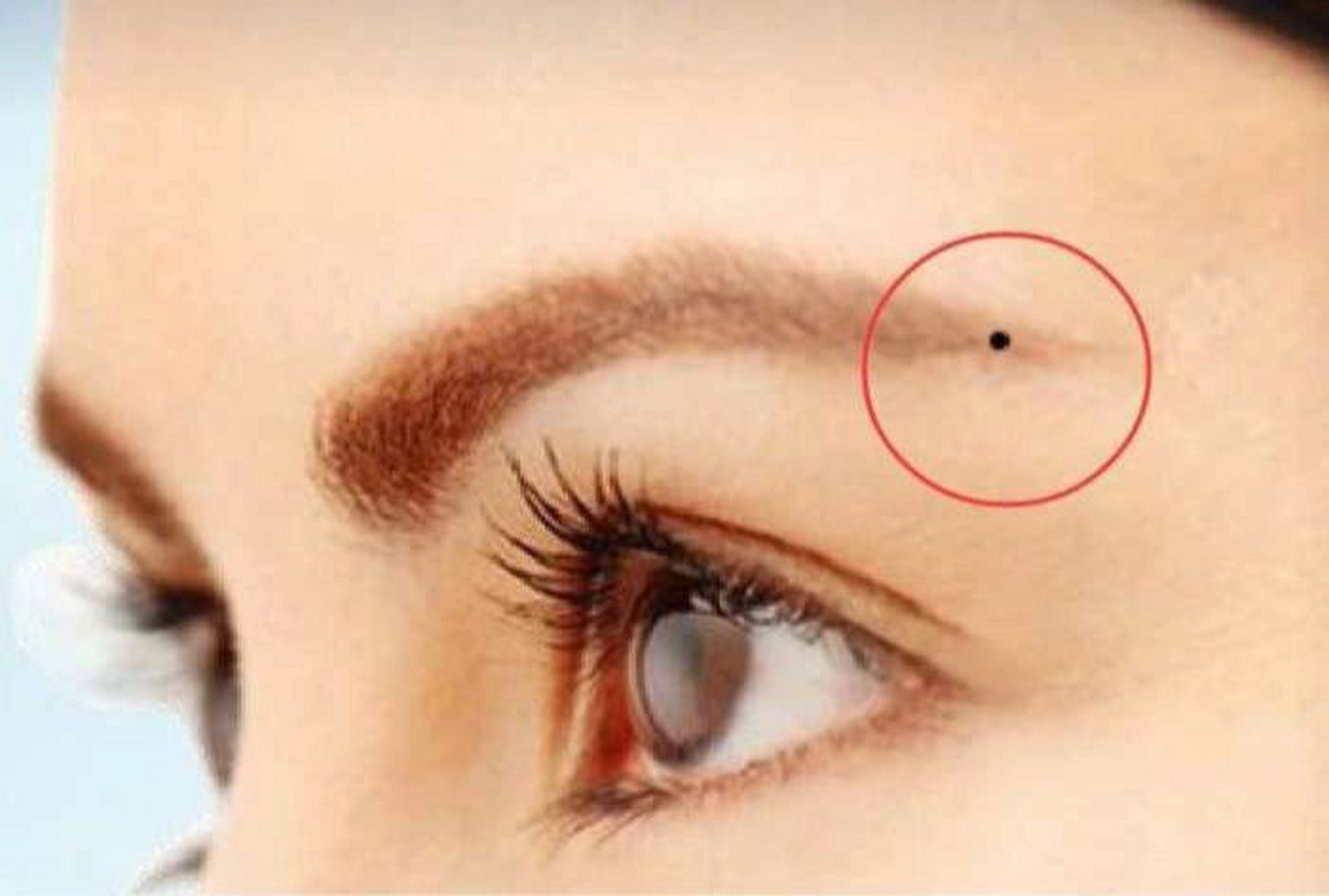 男人眉尾有痣是富贵吗 如果一个男人的眉毛的痣接近眉头,而且痣的颜色