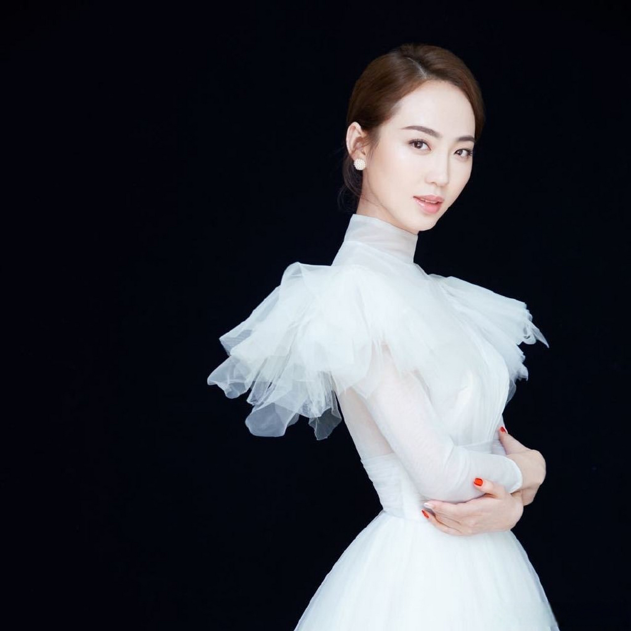 恒大歌舞团团长白珊珊发声#白珊珊的颜值,身材,气质的确不错,正常