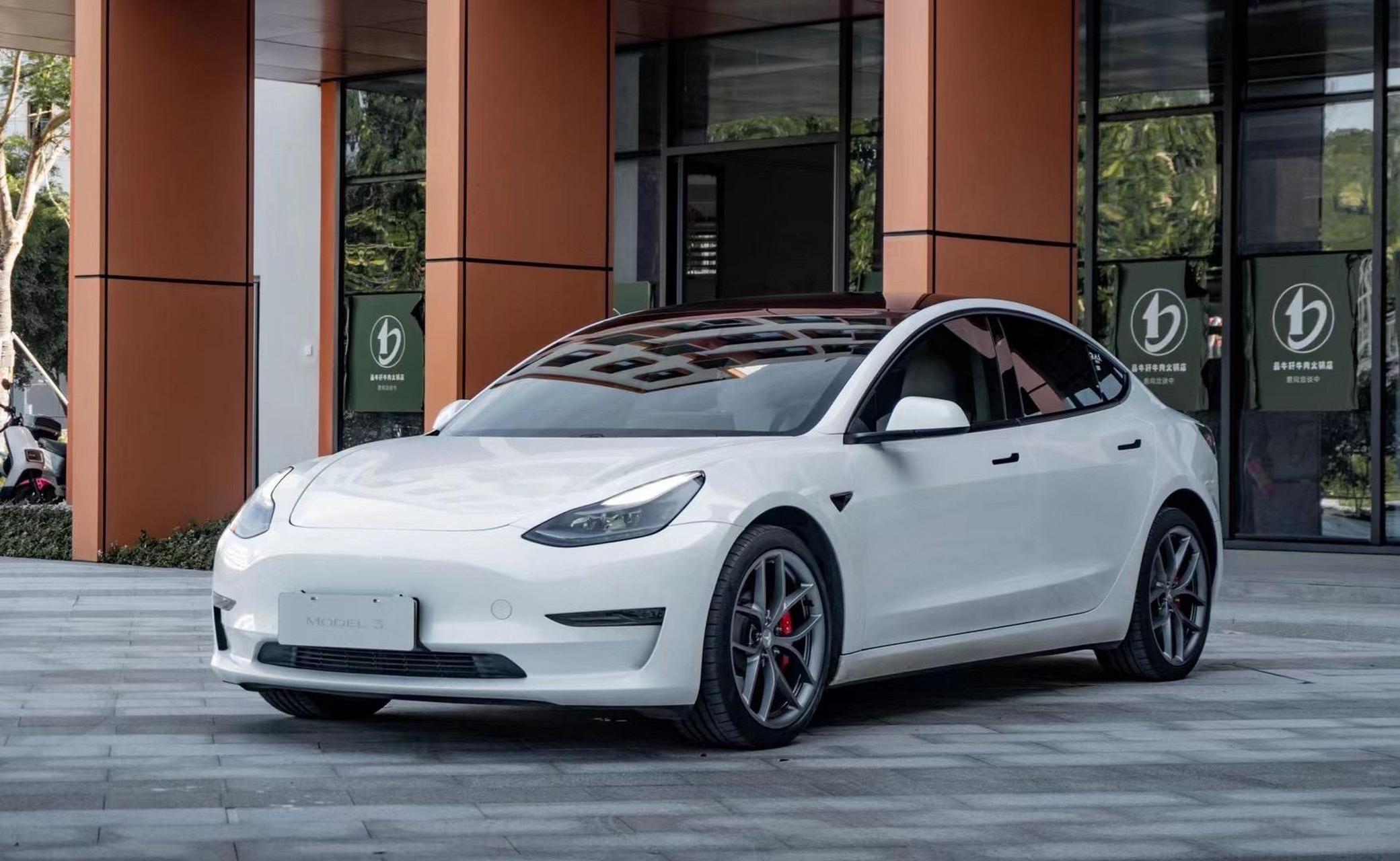 21款特斯拉model3p高性能 21年3月出厂0221年4月份上牌 选配珍珠白