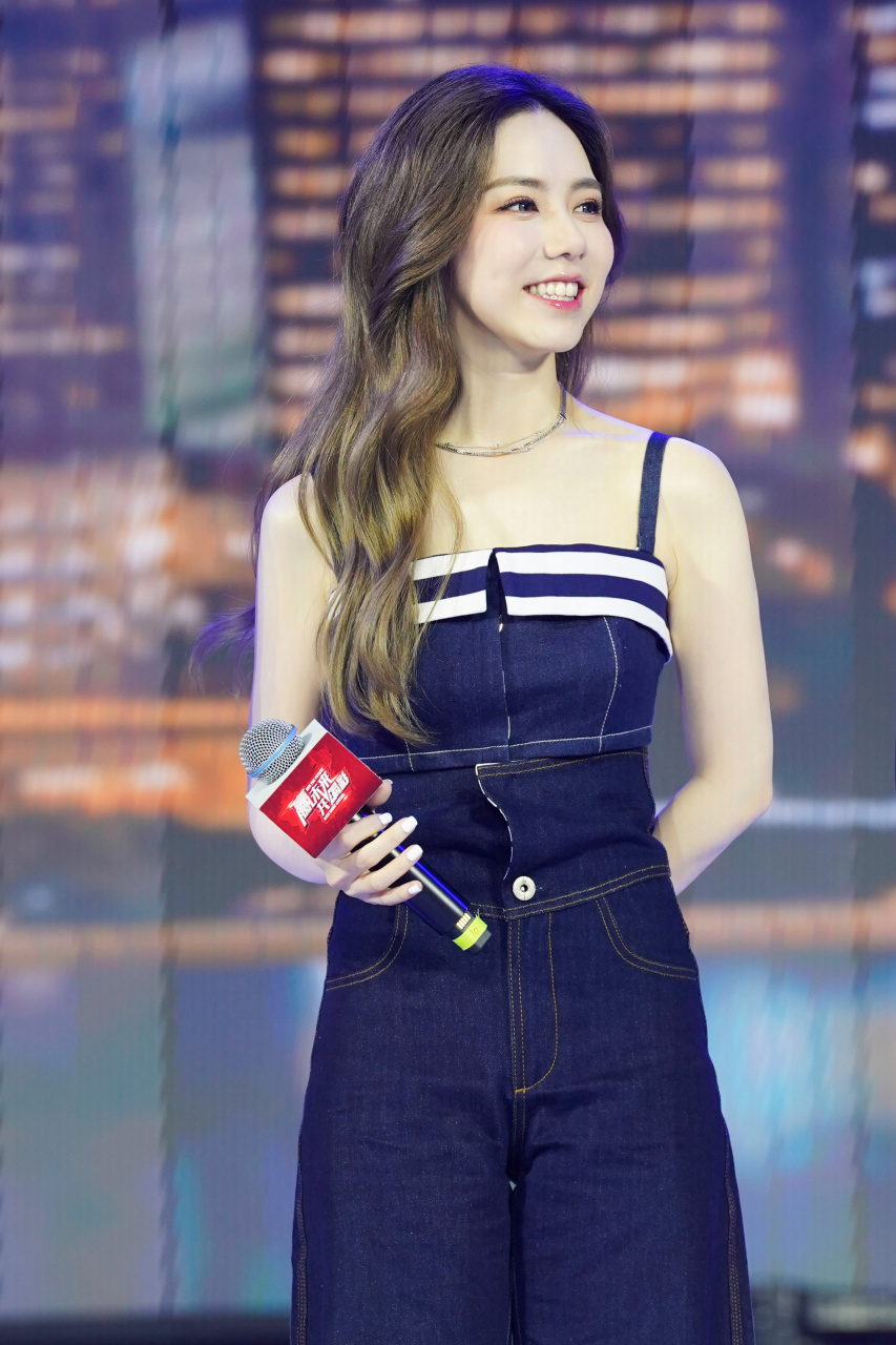 邓紫棋# 是解解甜美的笑,才能让心情变得好～今天的长沙活动结束了