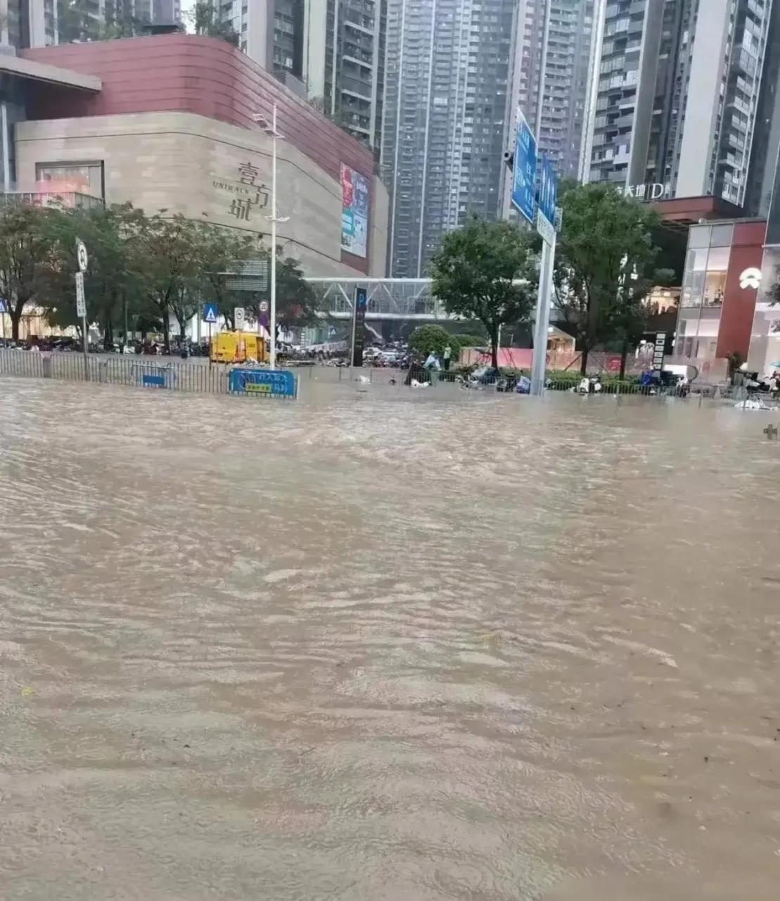 深圳龙华壹方城被淹了 针对突如其来的暴雨,这排水系统应急能力还是有
