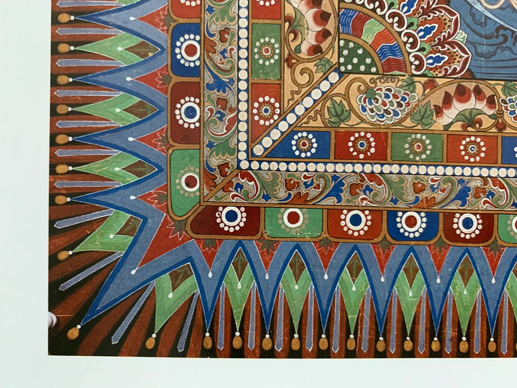 莫高窟第329窟莲花飞天藻井 窟顶是莲花飞天藻井,它是莫高窟现存最