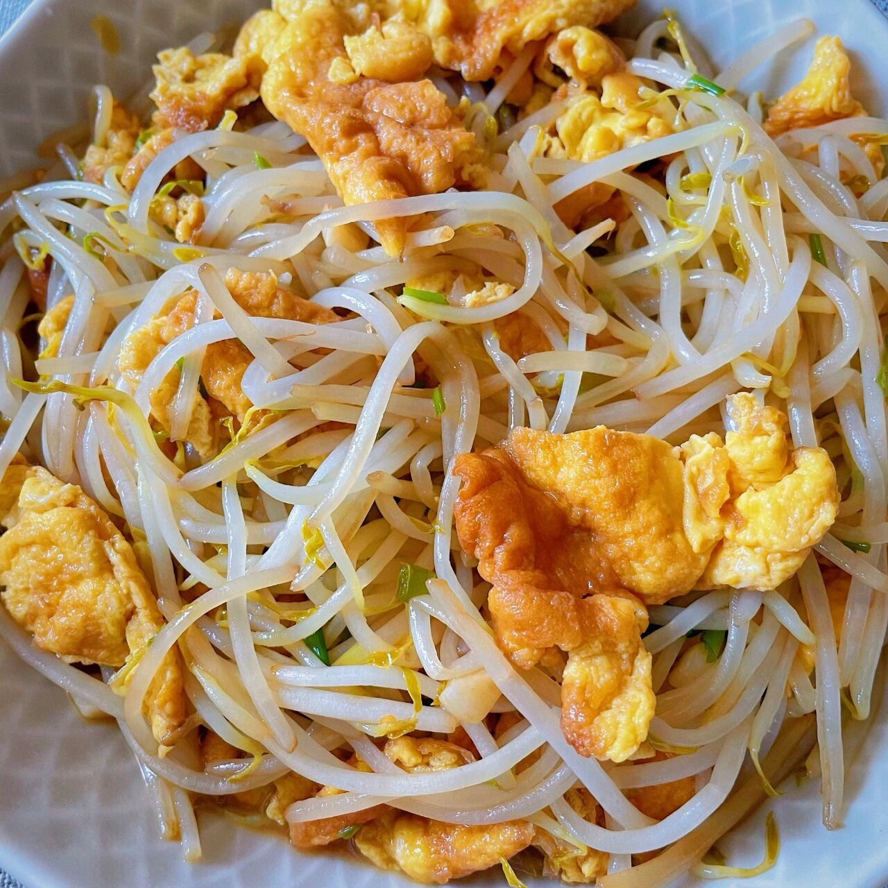 超简单的豆芽炒鸡蛋 豆芽和鸡蛋炒居然也这么滴好吃～ 并且是很简单的