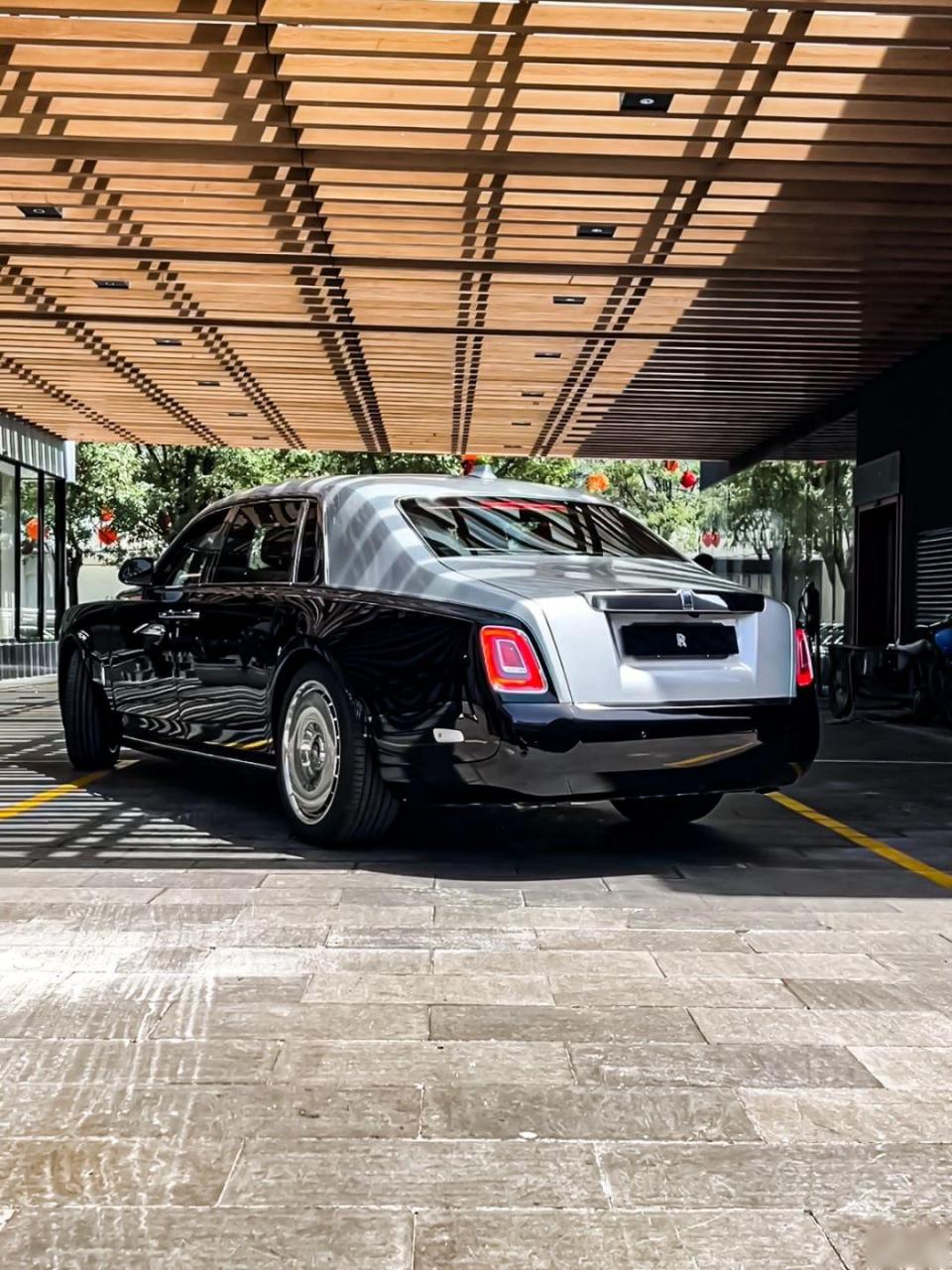 第八代rolls royce 劳斯莱斯幻影 长轴距ii 先用八个字总结:气场强大