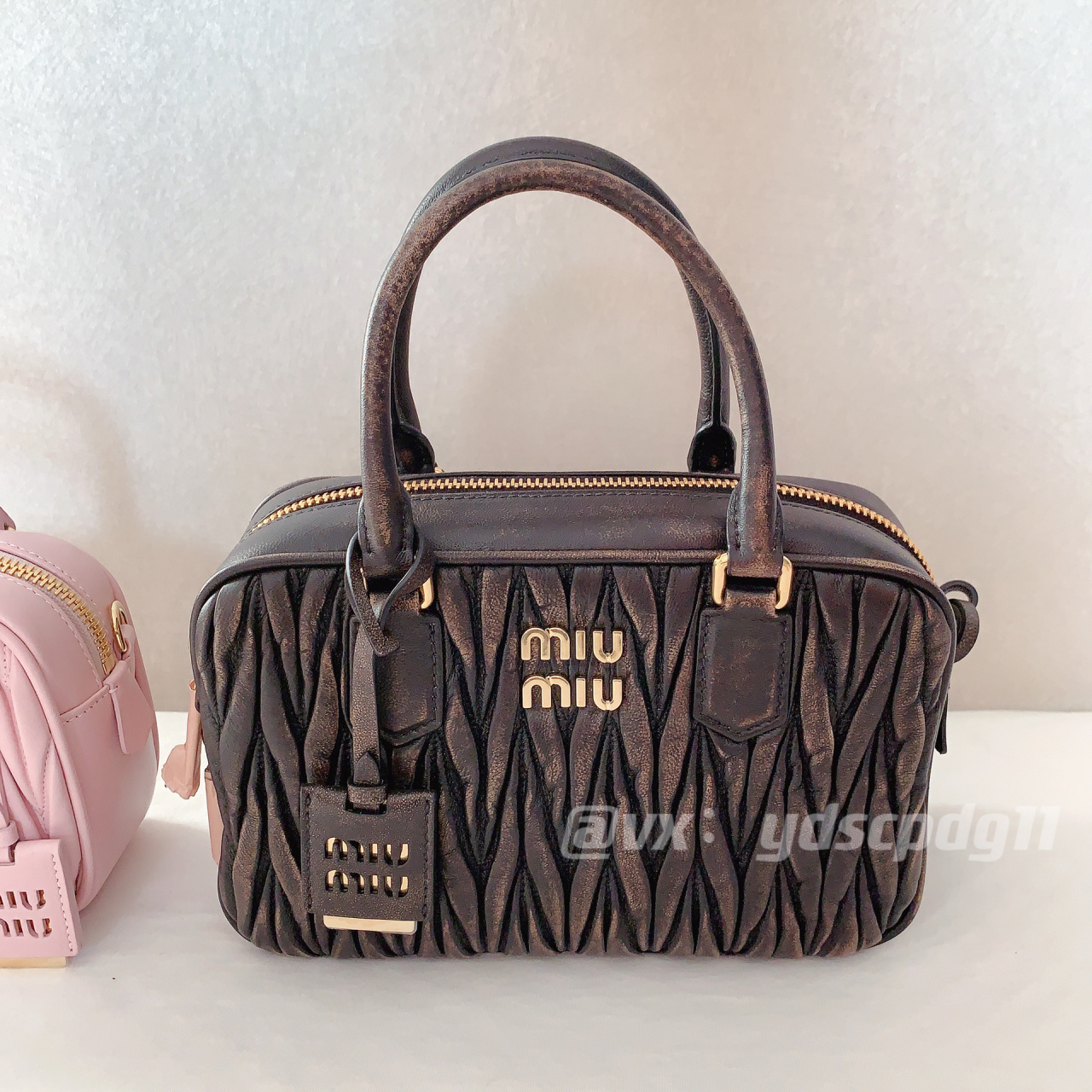 现货 miumiu羊皮粉色与做旧保龄球包 粉色是小号 做旧是大号 给宝宝们