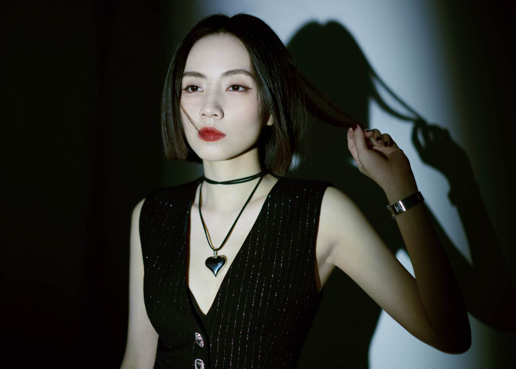 刘惜君 用一袭黑色演绎万种风情,宛如迷离星光布满的黑夜,是大气档鼢