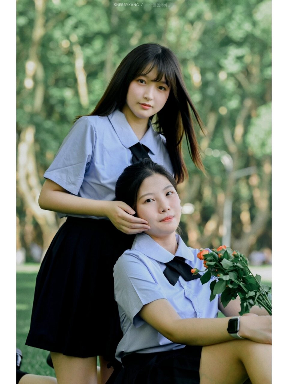 校园草坪闺蜜9399毕业照|拍照动作91 大学校园的草坪是拍毕业照