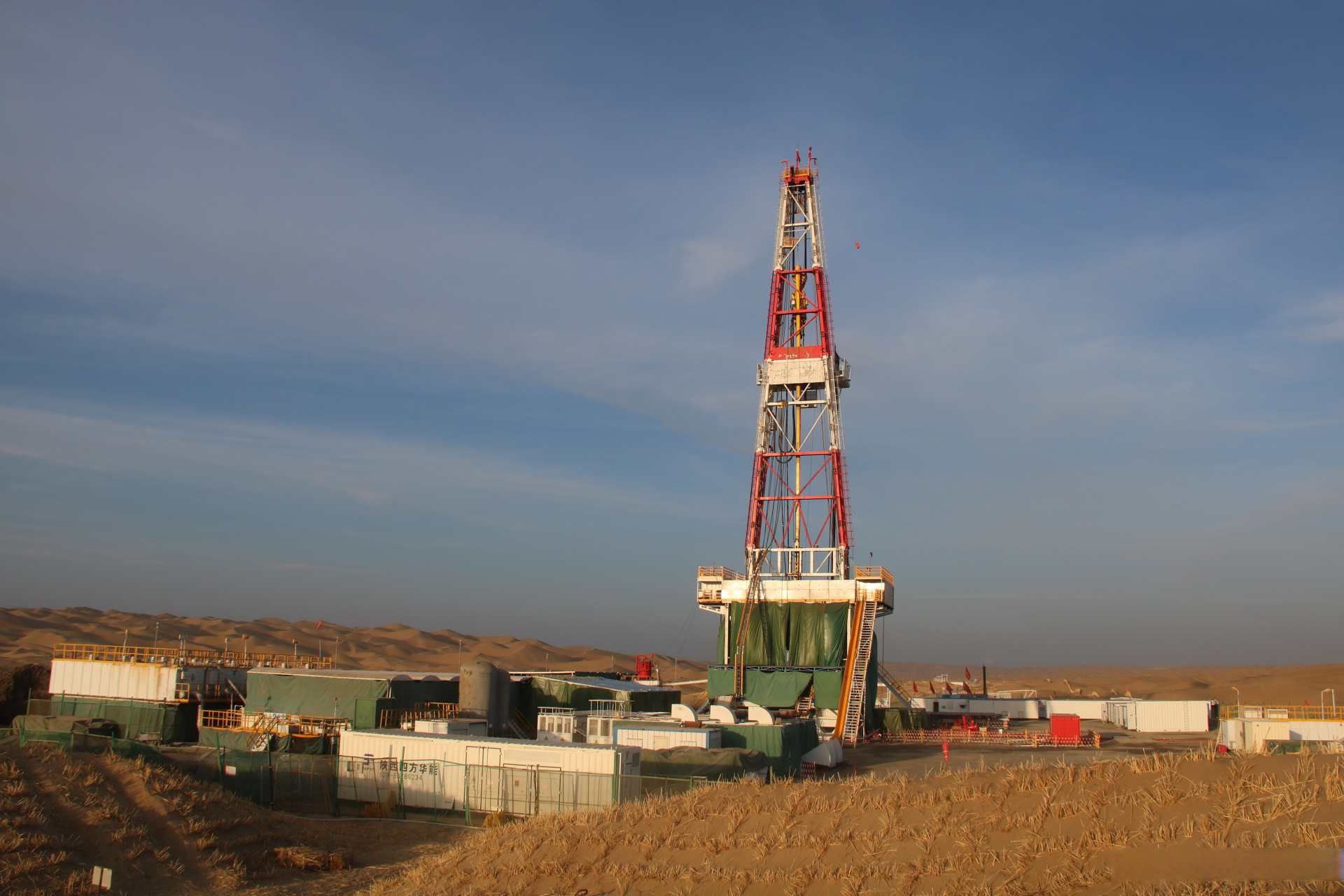 西北油田的美 是新鲜的空气,蔚蓝的天空 巍峨的井架,欢快的抽油机 是
