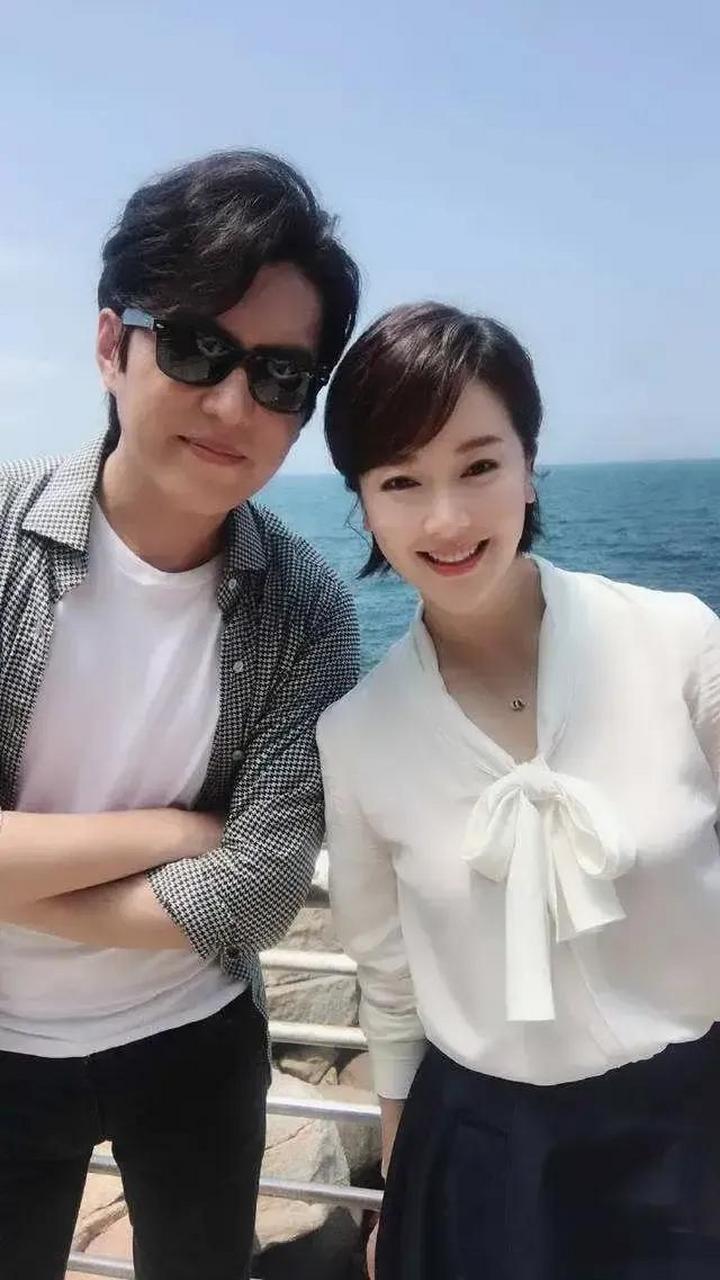 斯东这颜值,这气质,不管和哪个女星同框,看着都很般配.