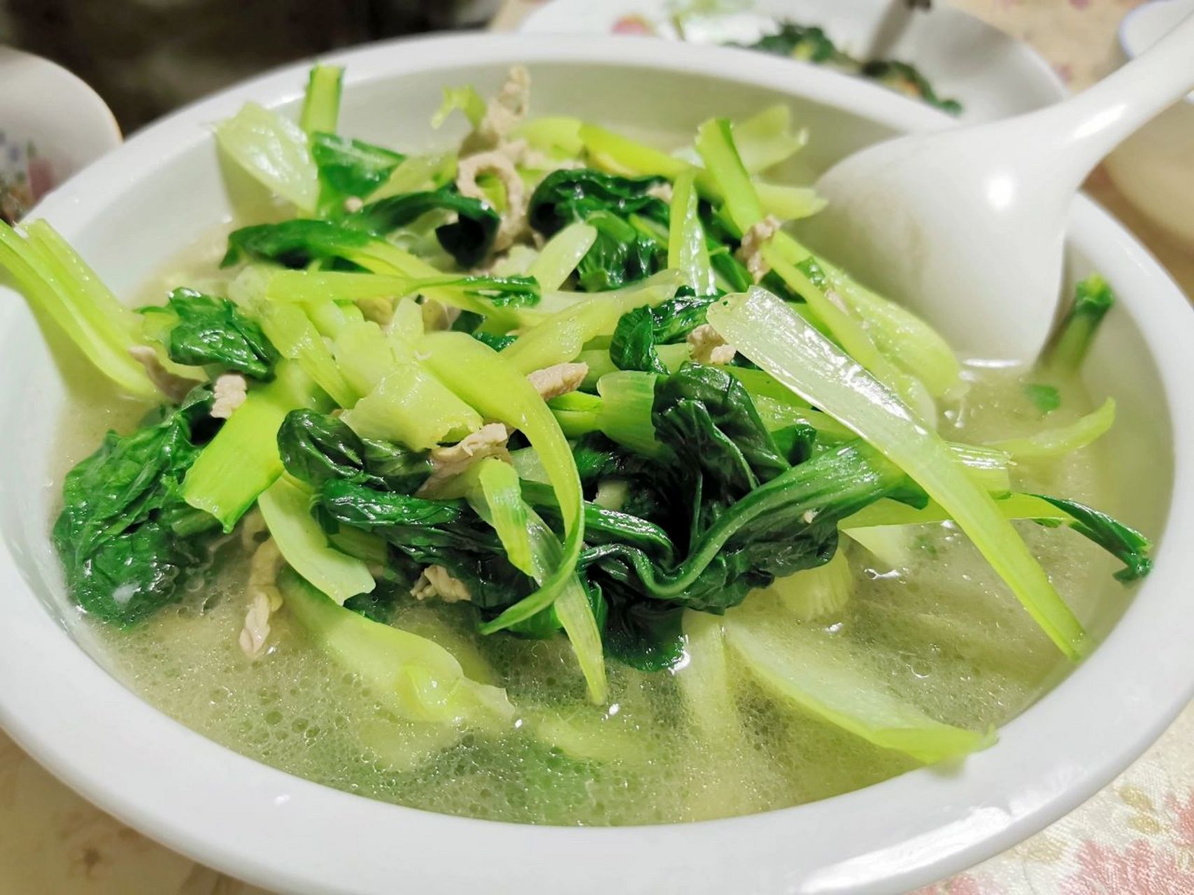 青菜肉丝汤懒人教程,我能吃一盆 青菜,一种我从小吃到大但是长大才