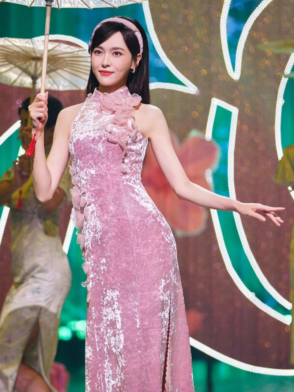 唐嫣粉色旗袍素人90明星穿搭 唐嫣粉色旗袍造型 自带东方美人古典