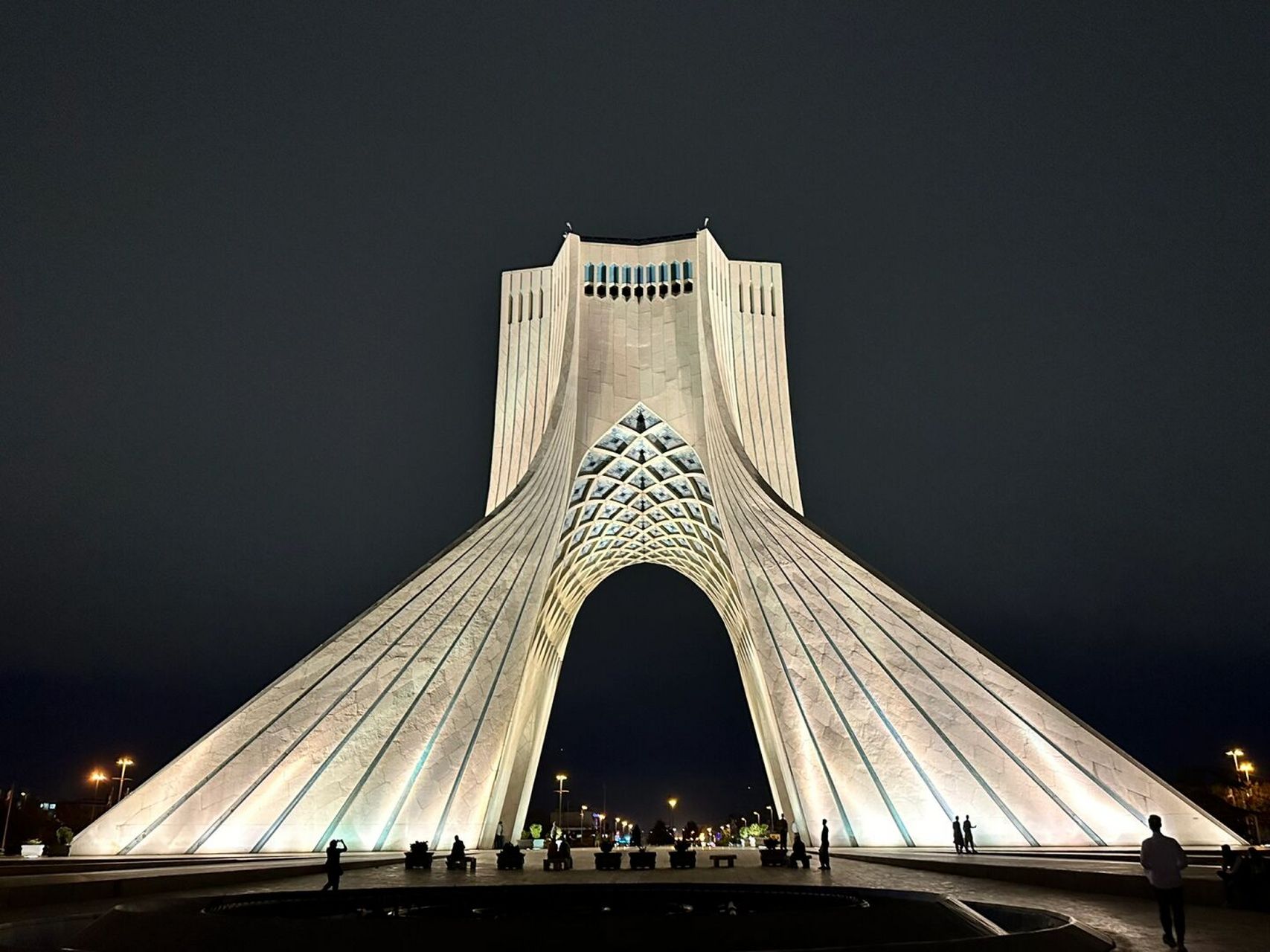 德黑兰自由塔位于德黑兰阿扎迪广场的一座纪念碑式的高塔,伊朗的地标