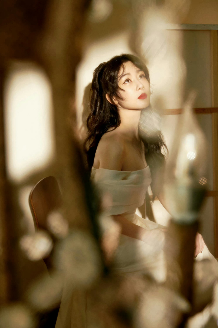 杨紫芭莎第二套造型#杨紫芭莎第二套look9315 第一套是朋克风