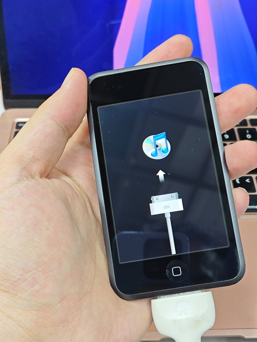 搞到了一台初代 ipod touch 和初代iphone 一样 发布于2007年 可以说