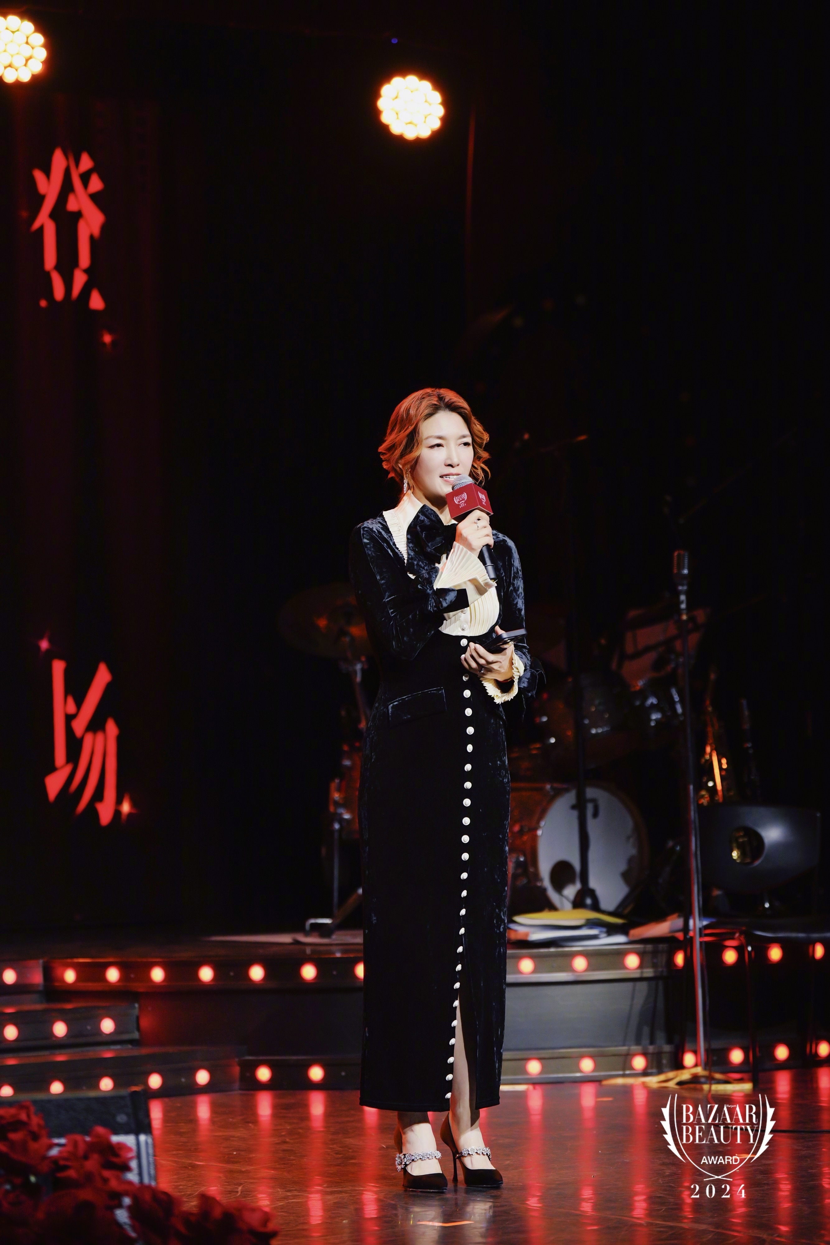 《时尚芭莎》执行出版人兼主编沙小荔小荔在芭莎美妆嘉年华发表致辞