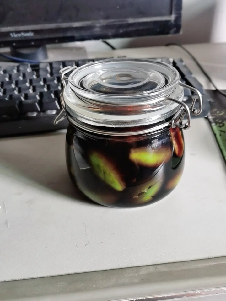 清热止咳化痰橄榄醋 橄榄洗干净,晾干,拍开 加入陈醋和冰糖 醋,冰糖