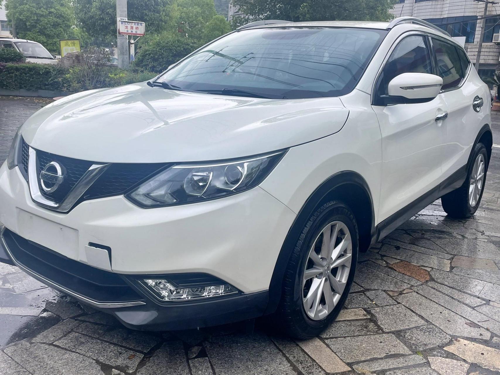 2017年上牌的日产逍客:珠光白颜色精英版;搭载2.