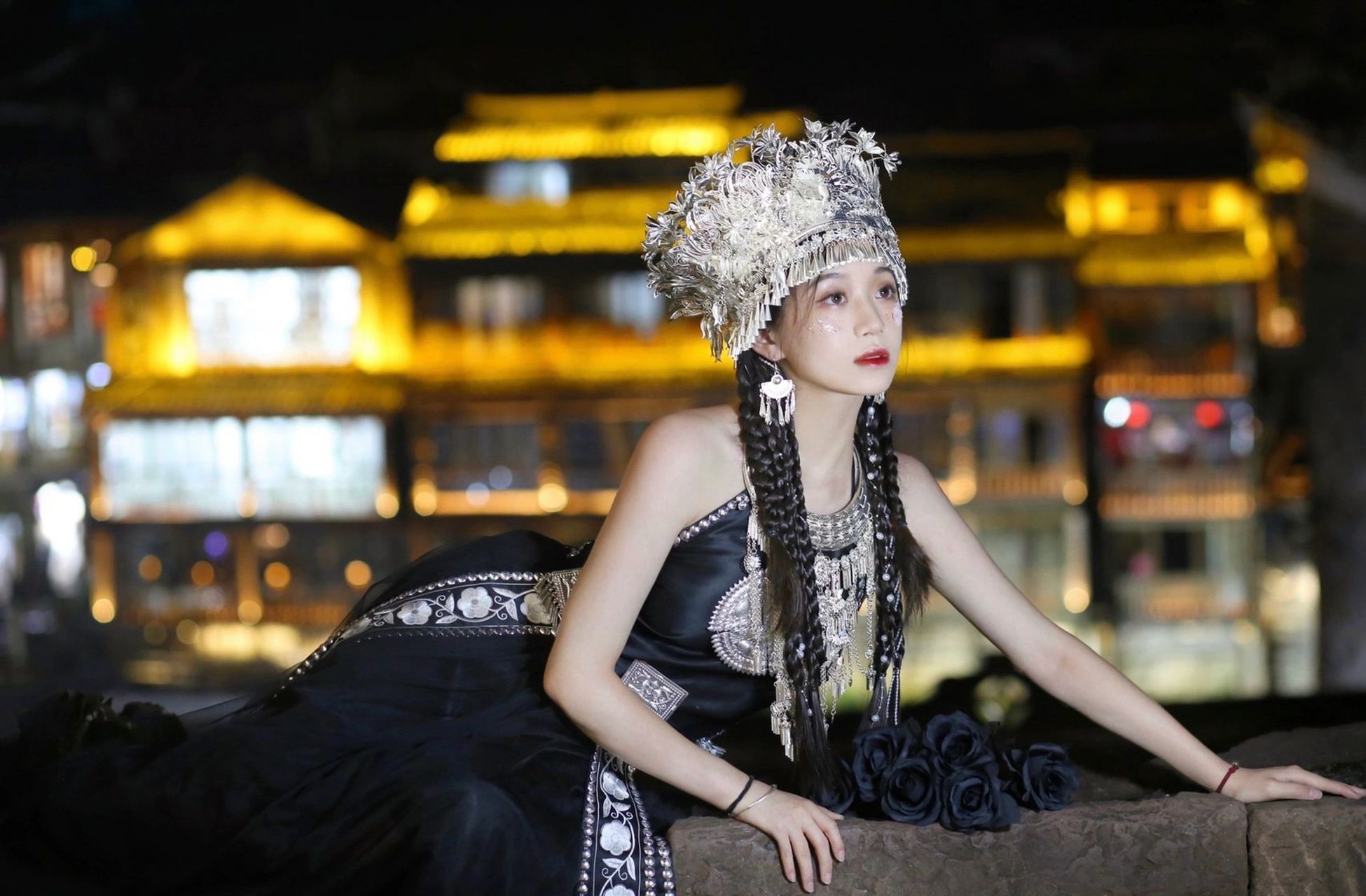 凤凰古城苗服拍照只要199,也太美丽了吧 9595苗服在凤凰古城现在