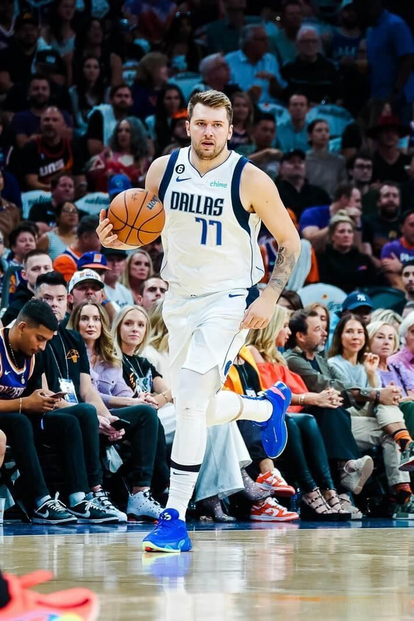 欧文:他十几岁就开始打职业联赛,东77很难防  今天篮网队主场加时不敌