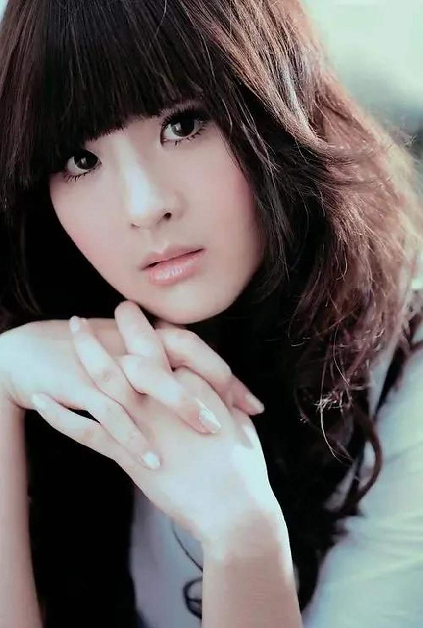 02郭静是一位台湾女歌手,她在音乐界有着一定的知名度和影响力.