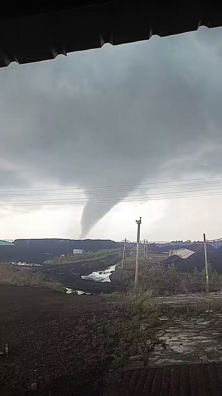 龙卷风##强对流天气# 中气爱视频群网友发来的图片显示,黑河罕达普蝌