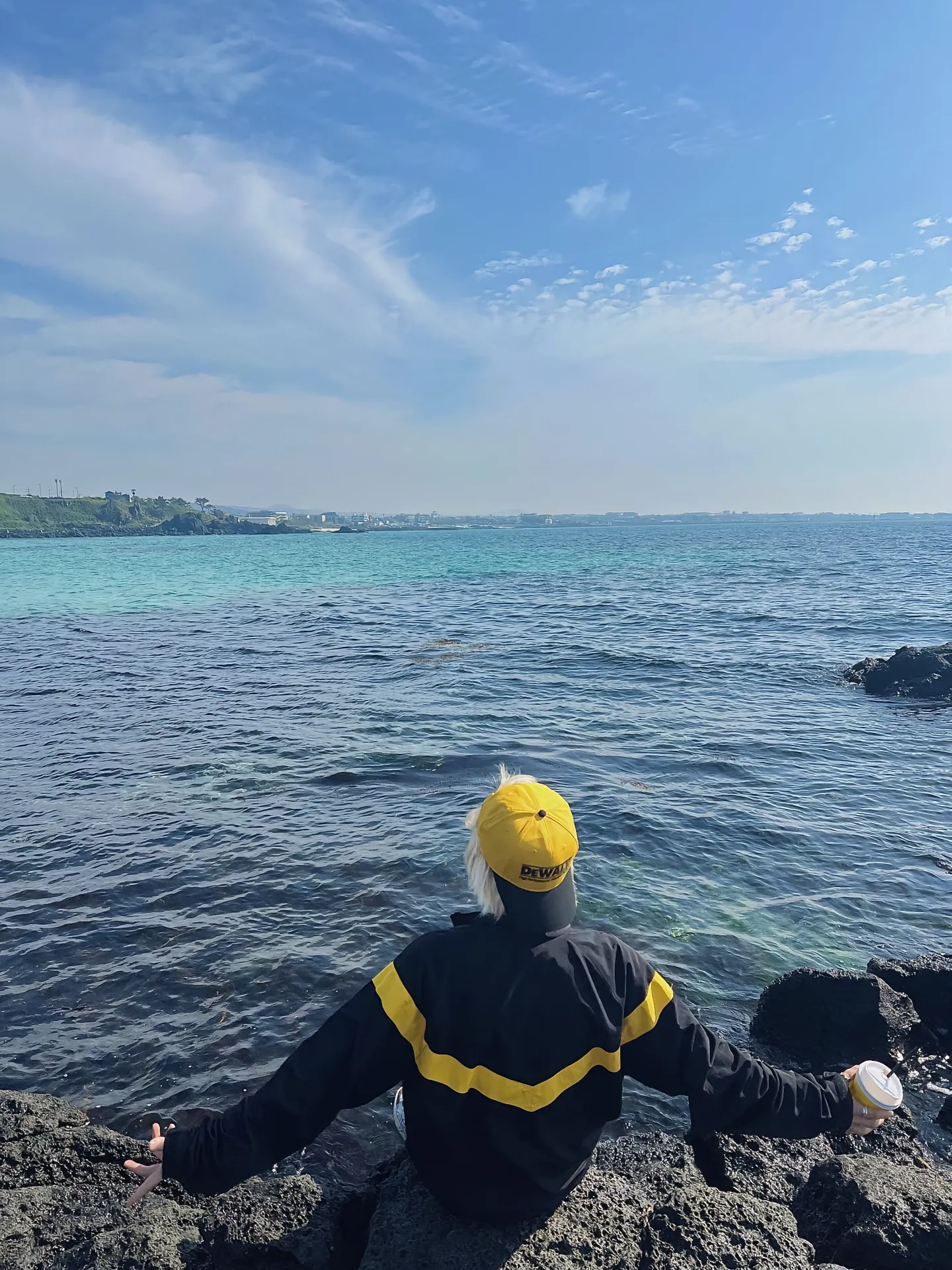 站在海岸岬角自由吹散烦恼