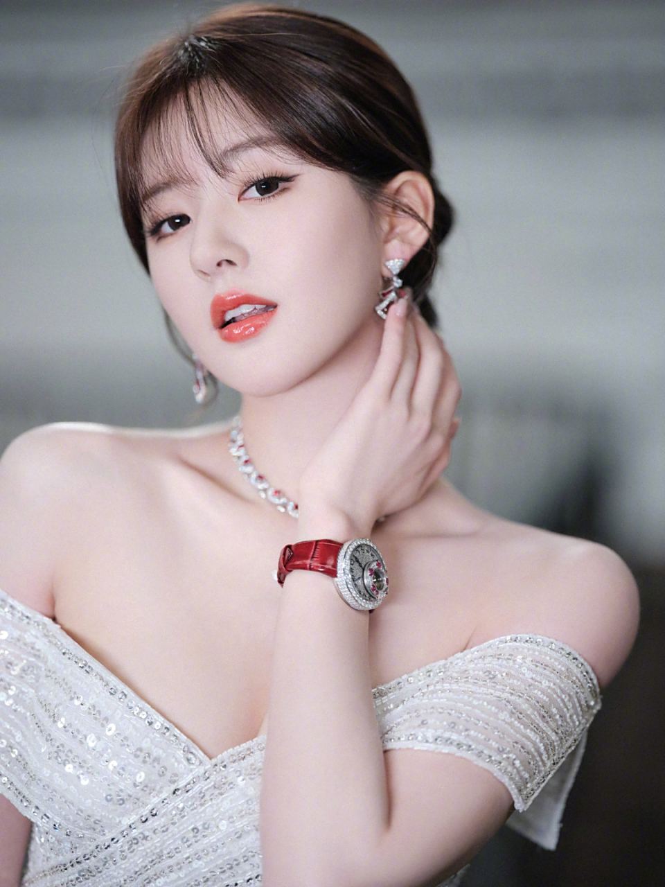 赵露思 亮相今日上海品牌活动,一身白色亮片抹胸礼服裙典雅大气又