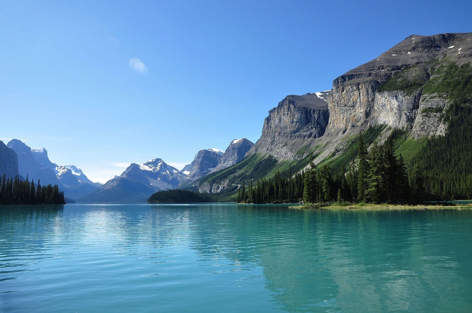 加拿大洛基山之贾斯珀国家公园玛琳湖 玛琳湖(maligne lake)就像一颗