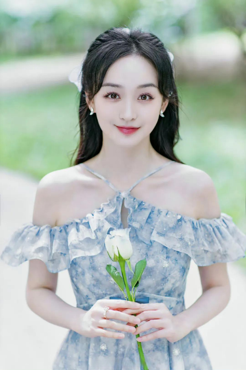 演员何泓姗晒出穿王者荣耀形象款服装: 小乔款粉色泡泡袖,貂蝉款