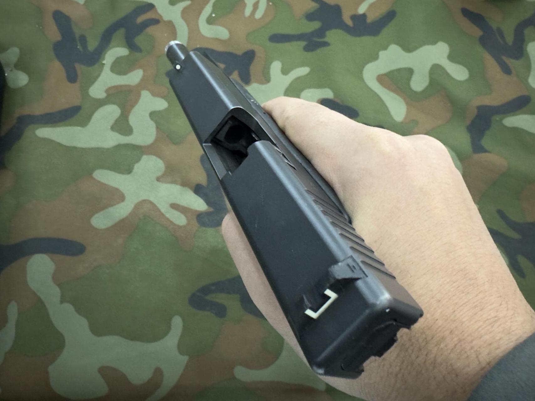 格洛克17型手枪(glock17)格洛克手枪是奥地利格洛克有限公司(glock